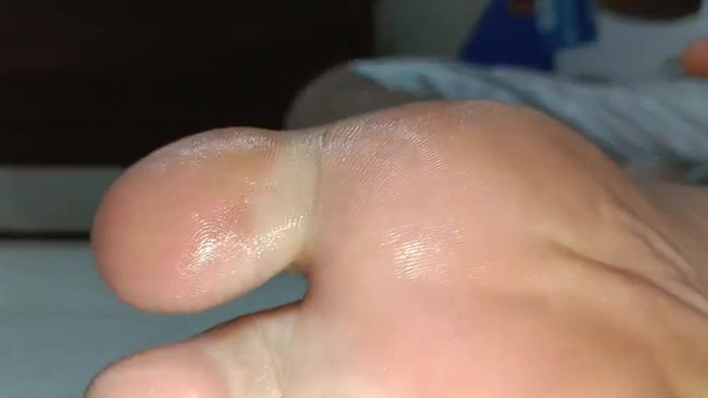 Fetish guys: 抹油的单人性恋足癖挑逗