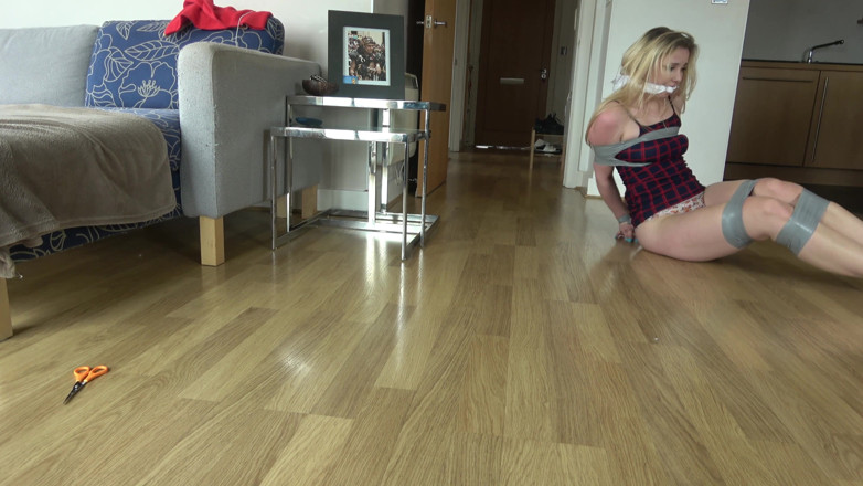 Latina Fetish: Lil Missys Tape Qual: Gefesselt und von einer Vielzahl von...