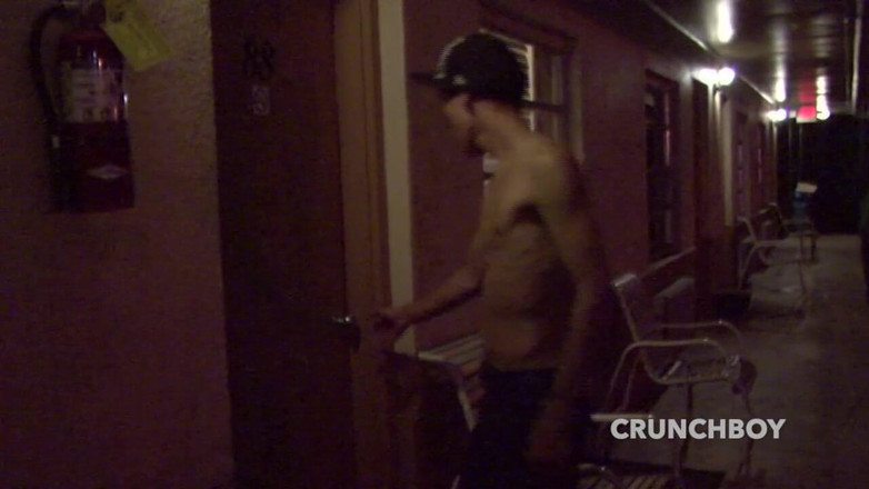 Gaybareback: Giovane etero accetta di essere succhiato da un uomo gay