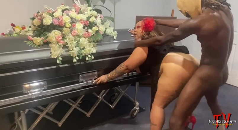 Blvck Rose TV: Dick-o-ween: Belaquis büyük zenci yarağı tarafından perili cenaze evinde sikiliyor