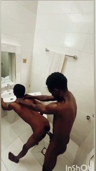 Je Baise Mon Petit Frère Cousin Dans La Salle De Bain...