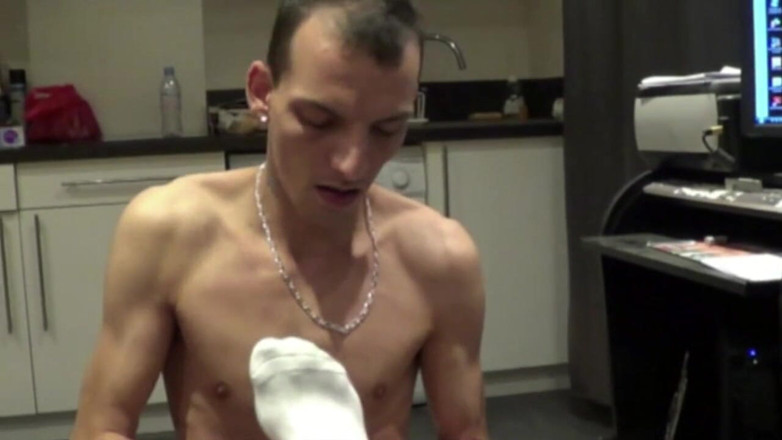 Sneaker Sex Kinky: Tony voeten vernedering van zijn vriend Kevin