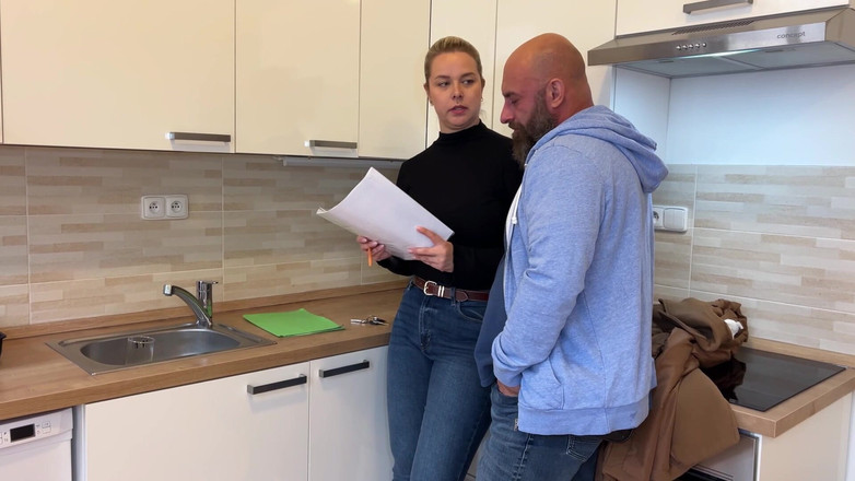 Amateur Homemade Porn: Prsatá Realitní Agentka Tvrdě Ošukaná Klientem S Velkým Čůrákem