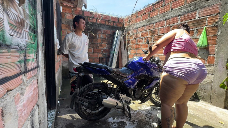 Lexly_16: Vecinul meu mă ajută să mă spăl și apoi mă fute...