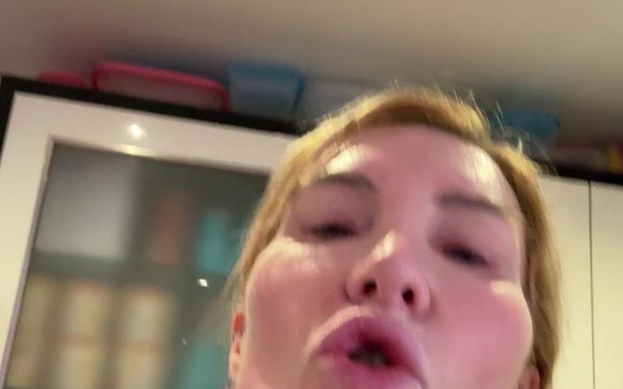 Sophie James: 땀에 젖은 털이 무성한 보지 안에 얼굴을 맞대십시오!