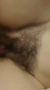 Pokin pubs和厚乳头复古精液在灌木丛上