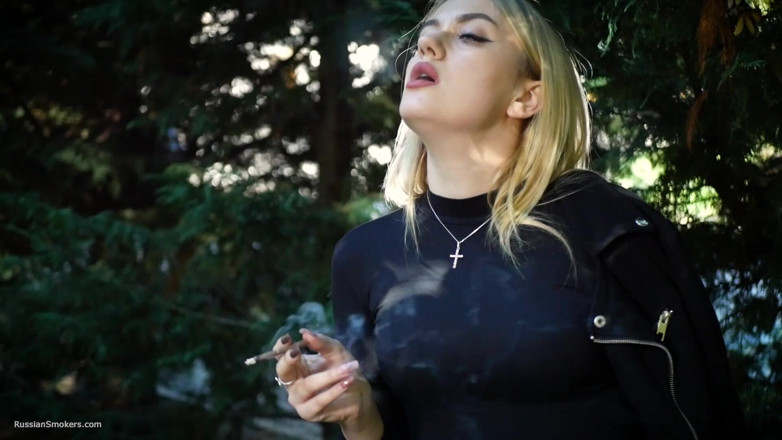 Russian Smokers: Gagică blondă sexy care fumează două țigări negre în natură