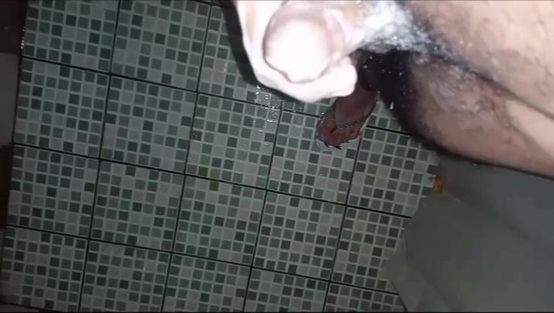 Cute boy jerks off: le doy ala paja como si me cojiera a mi...