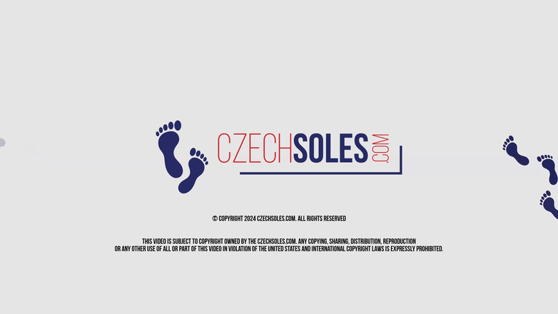 Czech Soles - foot fetish content: 来自 Thea 的业余彩色脚底挑逗