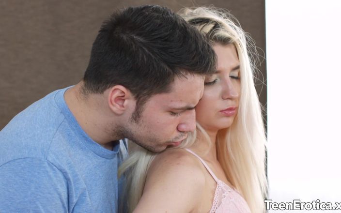 Teen Erotica XXX: छोटे स्तनों वाली प्रलोभन देने वाली क्रीम पाई परोसती है