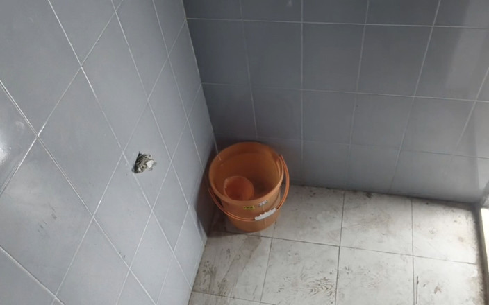 Indian IFS: Petrecerea 2 mama vitregă înainte de a merge în sat făcând baie cu...