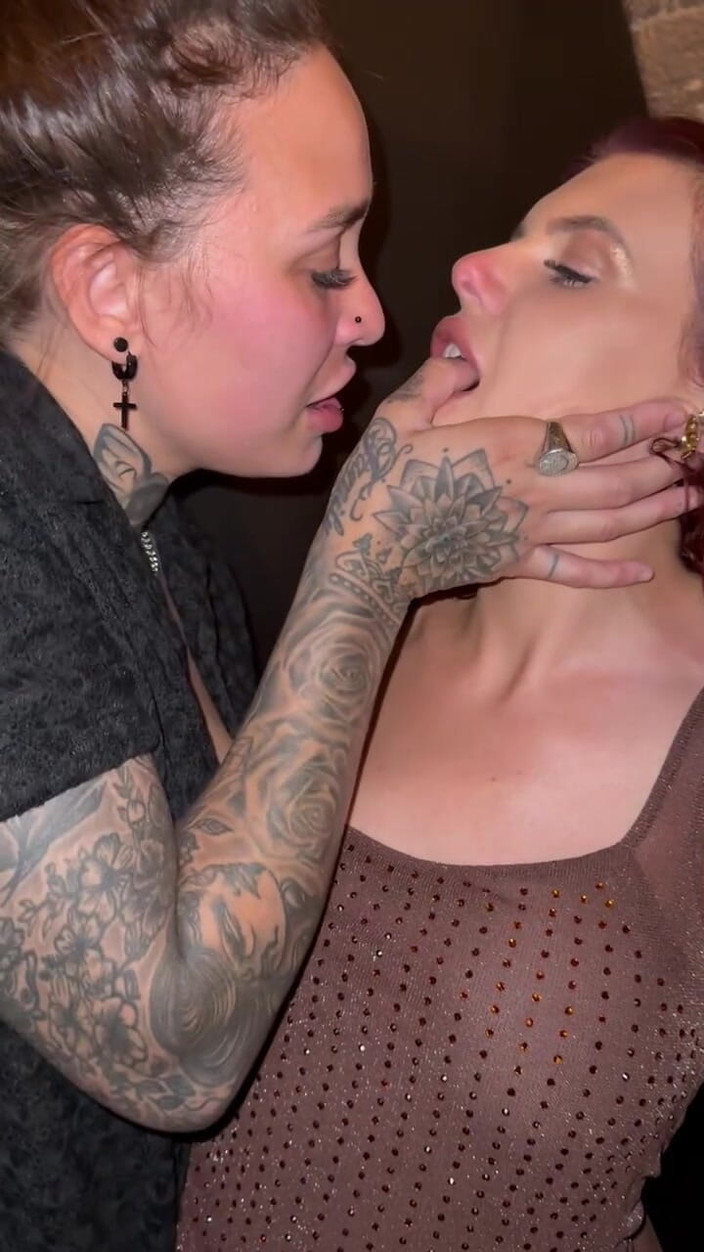 jasminebrooks: Badrumsex med Kourtney Inked