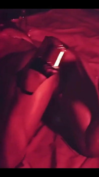 Mevrouw Red X vindt het heerlijk om geglazuurd striptease te zijn