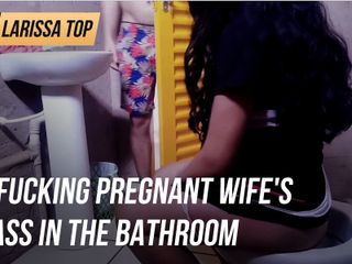 Larissa top: De kont van de zwangere vrouw neuken in de badkamer