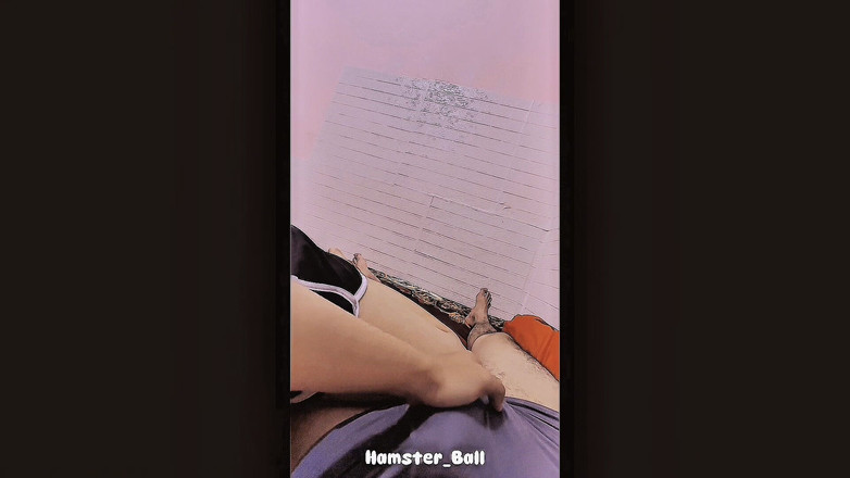Hamster_Ball: POV auf stiefschwein handjob im Zimmer während des gemeinsamen Übernachtens