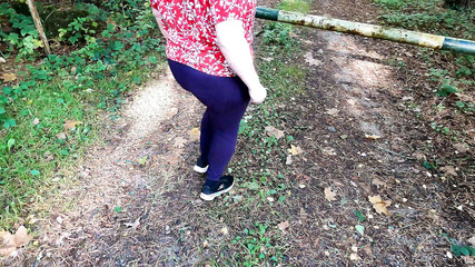 Bouncy Tits Action: Große nackte brüste an der barriere geschlagen