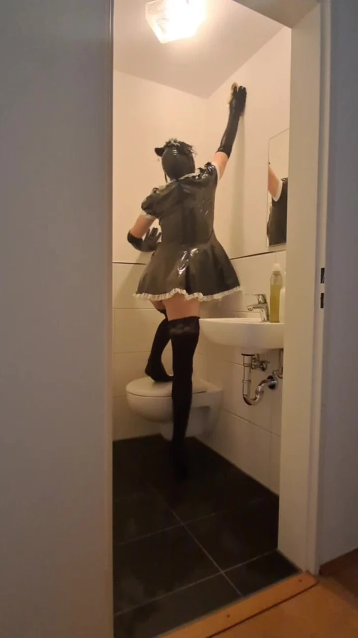 2GirlTs1Cock: Рабыня-сисси горничная в клетке - очистка ванной для госпожи и ее бойфренда