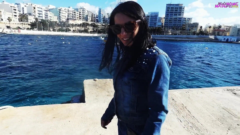 Mia Maripolla: 角質カップルは、歩行者が外を歩いている間、ホテルの海の見える窓の前でファックします