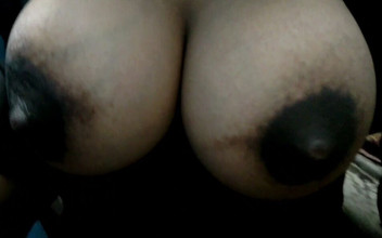 CutiepieN: Saya menunjukkan buah dada besar saya