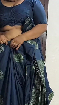 Une bhabhi sexy en sari bleu enlève son sari pour montrer ici son corps pulpeux sexy. Gros patron et cul