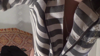 Sexy Milf: Désespoir dans des toilettes brisées et énorme pisse