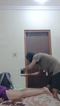 디디는 호텔로 데려가 마사지를 받은 뒤 뜨거운 몸을 바라보았다.