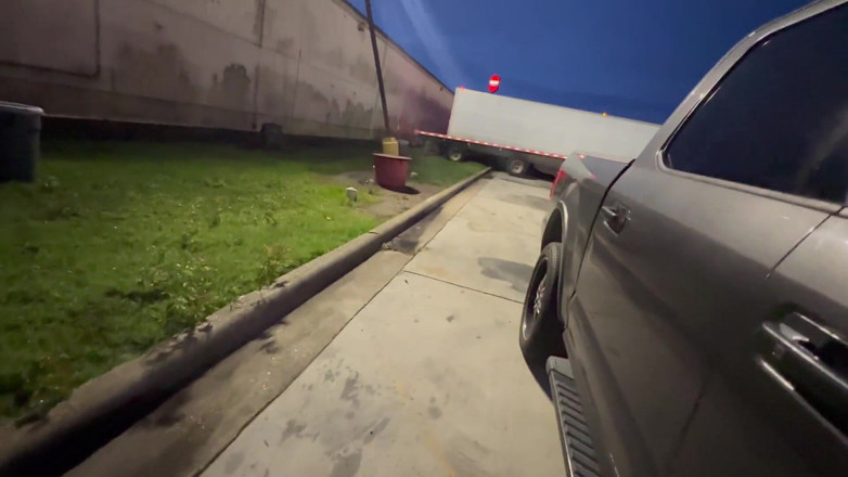 Fijii pornbox: Getrouwd meisje zuigt mijn lul op de parkeerplaats als een...