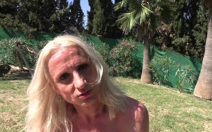 Katie Fox: 被热辣的金发戏弄