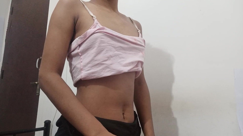 desigirl93: Cette bhabhi desi aime montrer son identifiant Telegram à son corps...