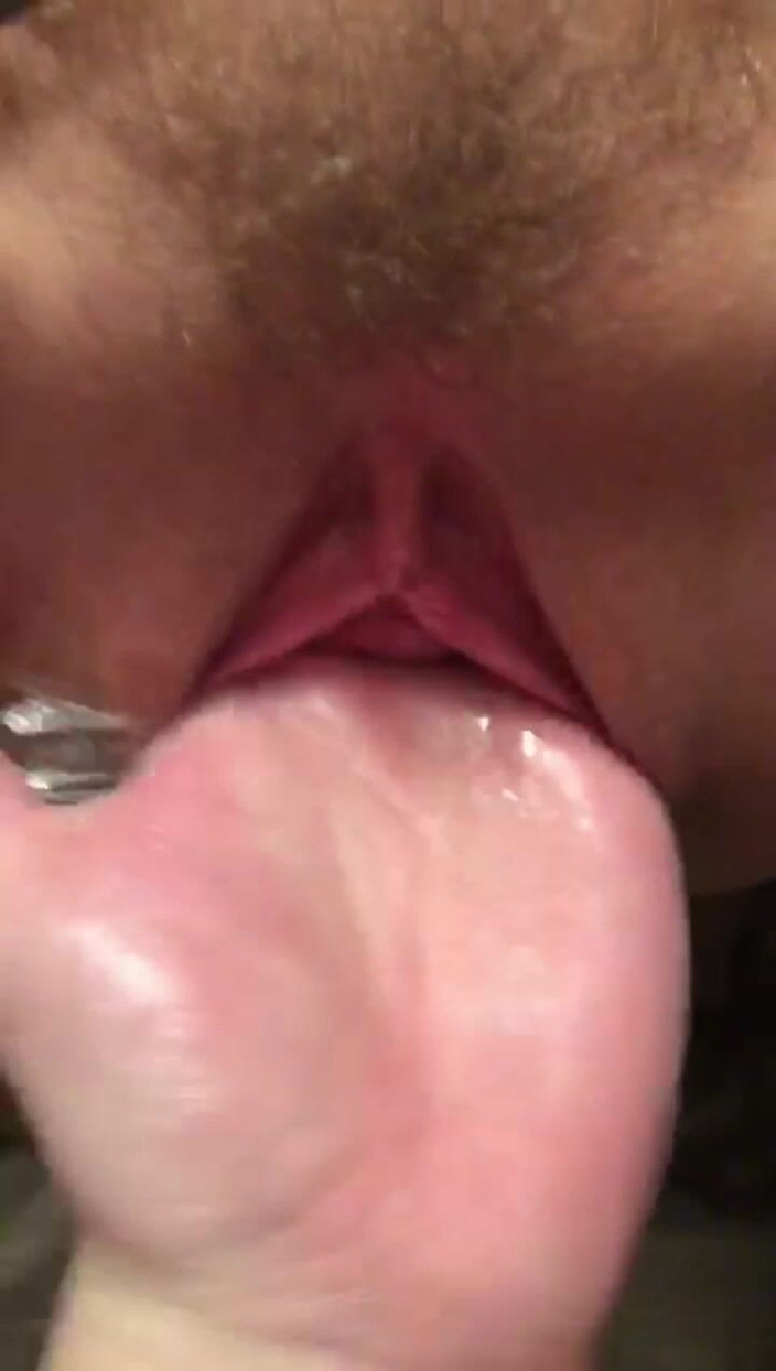 Crazywifeslut: Crazywifeslut阴户被巨大的假阳具和插头用来发泄