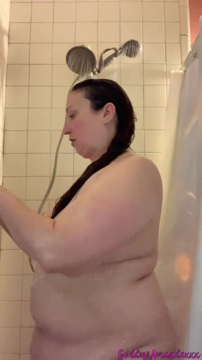 Goddess Amanda: Weelderige MILF in Bad En Douche