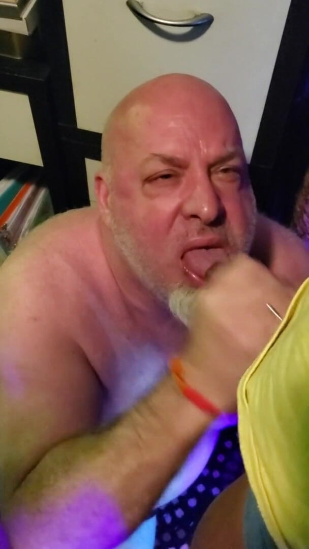 beardaddychub: Bear Gets a Facial in the Office