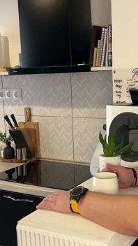 Cette MILF amateur avait besoin de crème pour son café alors elle trait son mari