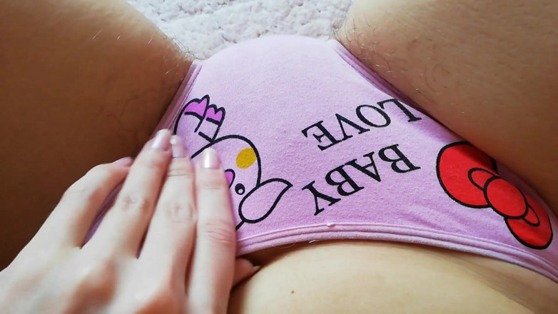 Cuteblonde666: Playing with my pussy hair in panties close up and...