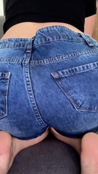 Blasts kentut pantat seluar jeans pendek terus ke muka awak