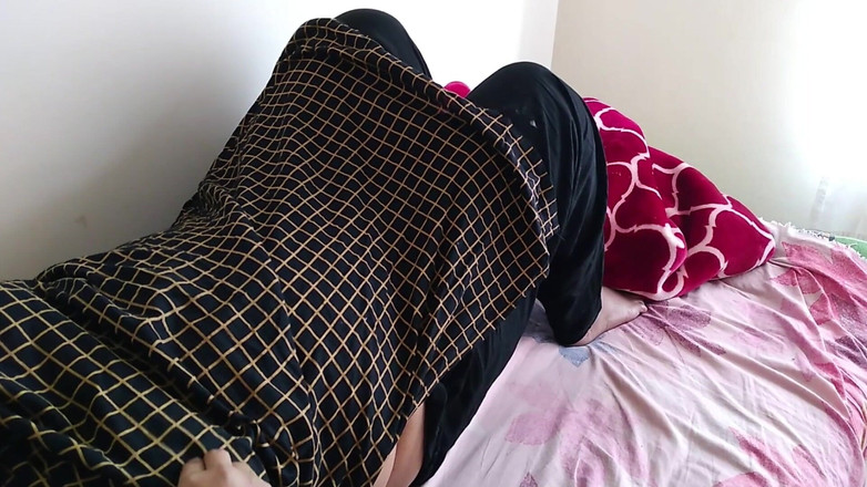 Aria Mia: Pagi-pagi teman suamiku mergokin aku lagi bulan madu di ranjang...