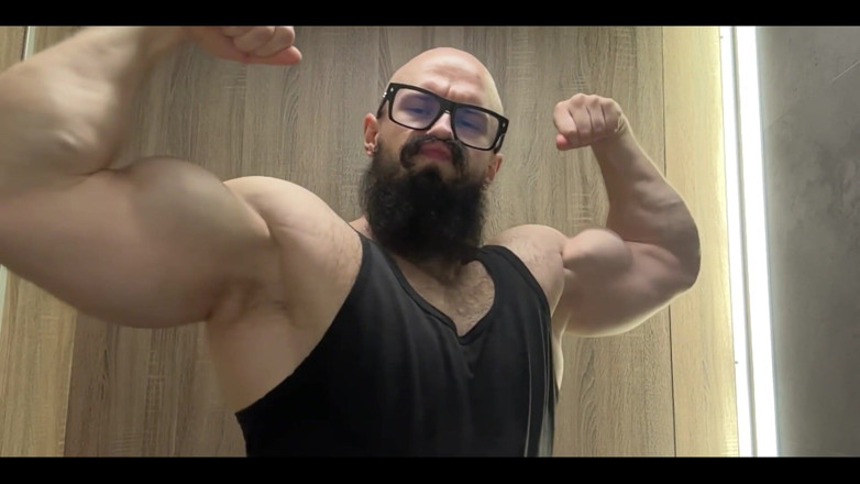 Mister Stone: Ciesz się widokiem mojego grubego mięsistego bicepsa podskakujących w zwolnionym...