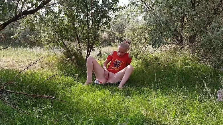 Meri-Mouse: Went for Berries and Decided to Masturbate in the Forest