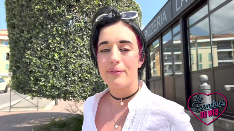 The Frenchies of the web: Leila, een ondeugend meisje dat echt twee pikken wil proeven