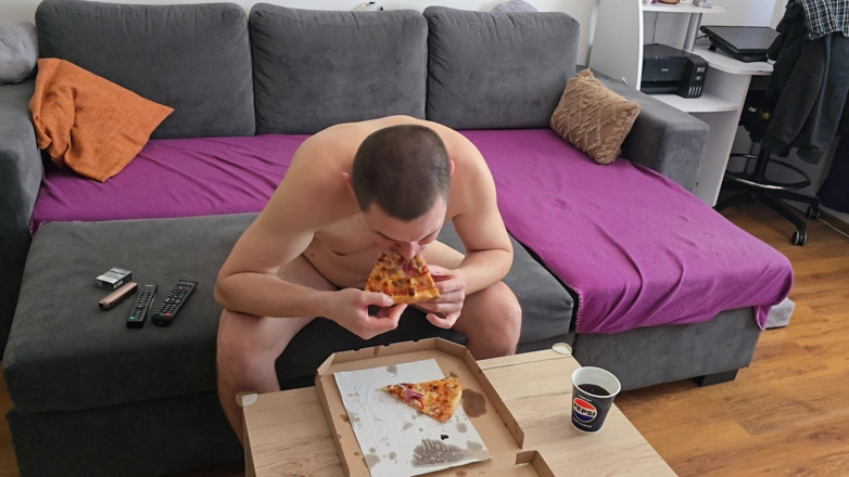 Fap_man93: Manger Une Pizza Et Regarder La Télévision Complètement Nu