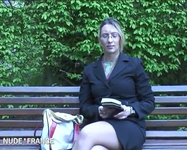 La France a Poil: MILF amatur bertetek besar dengan cermin mata dikongkek keras