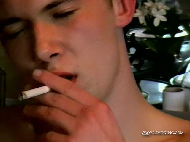 Boys Smoking: Maxim独奏抽烟