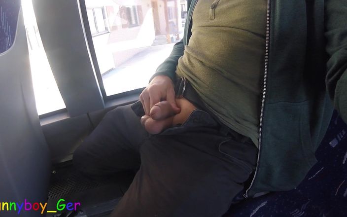 Funny boy Ger: Minha primeira tentativa: masturbando em um ônibus em movimento, infelizmente apenas...