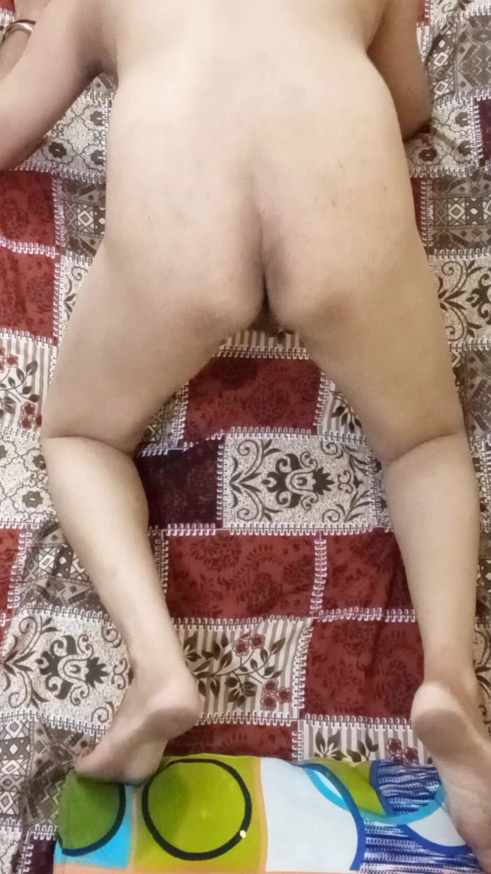 Rockko234: Marido indio desnudo en la cama disfrutando con su polla