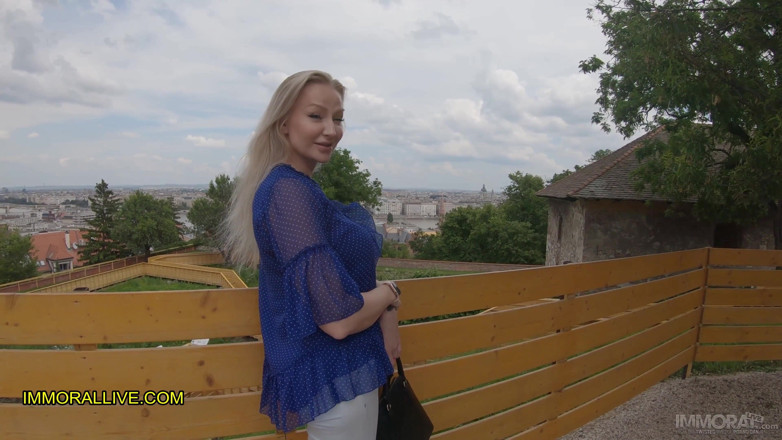 Immoral Family: Stiefvater &amp; stiefsohn holen geile MILf nach quarantäne im schloss ab -...