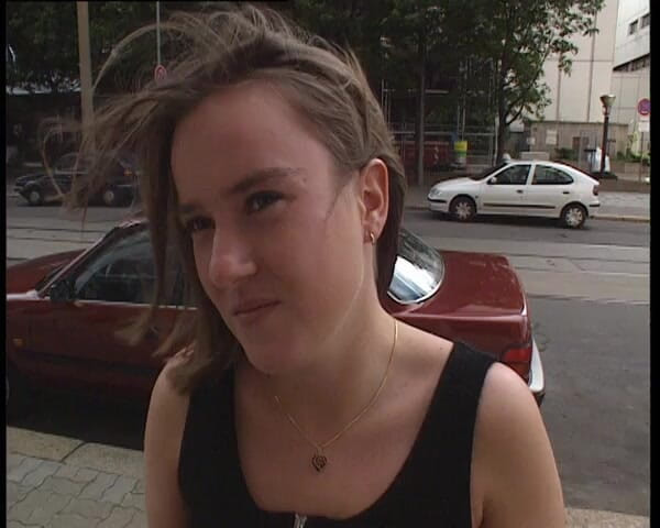 YOUR FIRST PORN: Anna la stagiaire se fait approcher dans les rues allemandes.