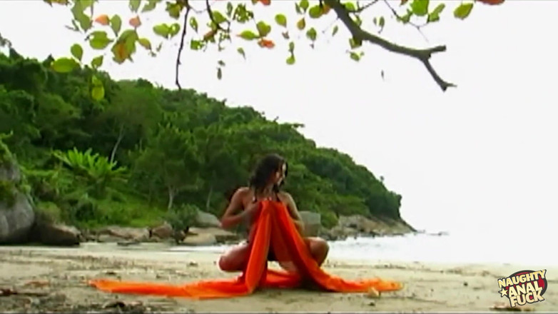 Naughty anal fuck: Si rambut coklat cantik menubuhkan tempat romantik untuk berkongkek dubur...