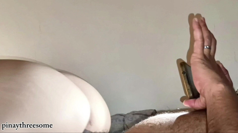 Pinay Threesome: 亚洲出轨人妻丈夫拍摄妻子在口交和骑乘中是多么地好