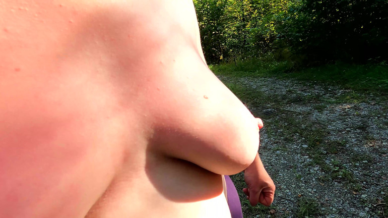 Bouncy Tits Action: Des seins se balancent sous le soleil du soir