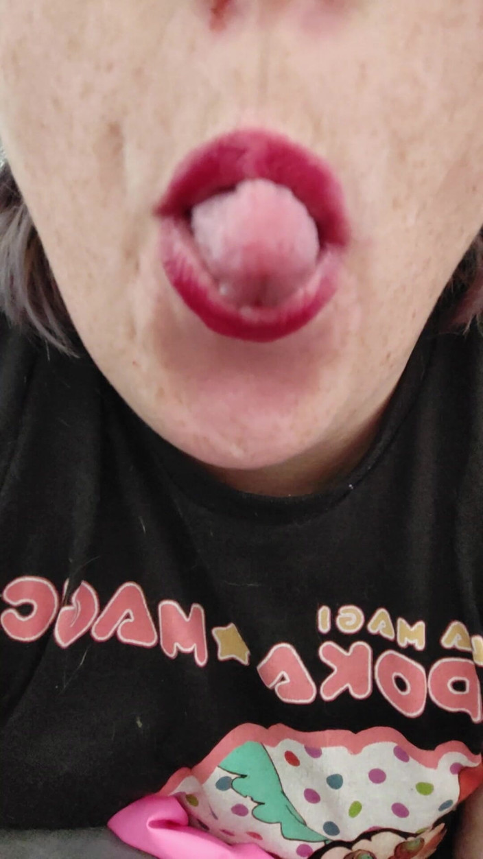AngYourDirtyCanadian: Cận cảnh miệng và lưỡi của tôi